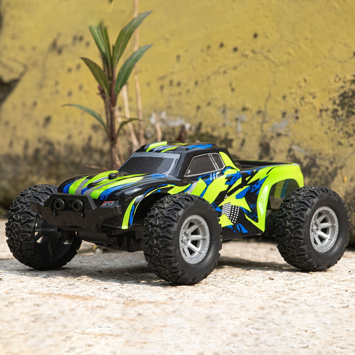 1:32 RC Car – 20km/h High-Speed All-Terrain Off-Road Electric Toy Car